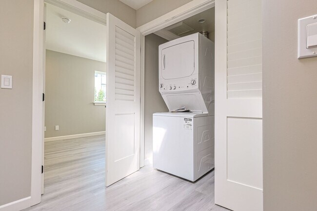 Building Photo - Newly built 4 bed/4 bath townhome in a 6-u...
