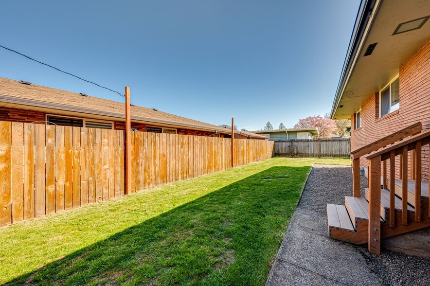 Building Photo - 634 NE 19th Ave