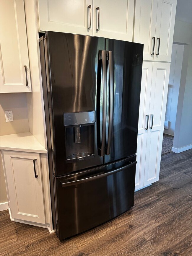Building Photo - Beautifully Updated Two-Story Home in Sandy — Mountain Views & Big Backyard!