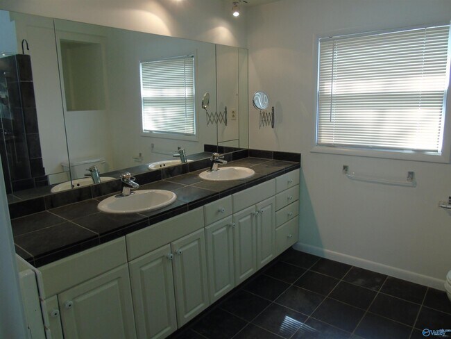 Building Photo - 2504 Maysville Cir NE