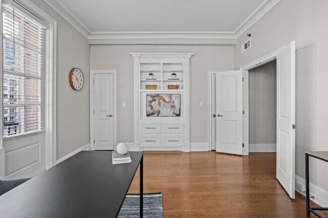 Building Photo - "Modern Comfort Awaits: Spacious 2-Bed, 2-Bath Condo with Elegance in the Heart of Atlanta"