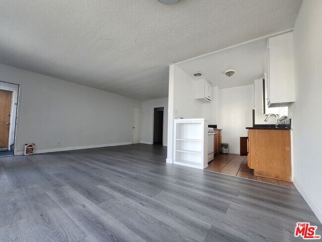 Building Photo - 515 S Manhattan Pl