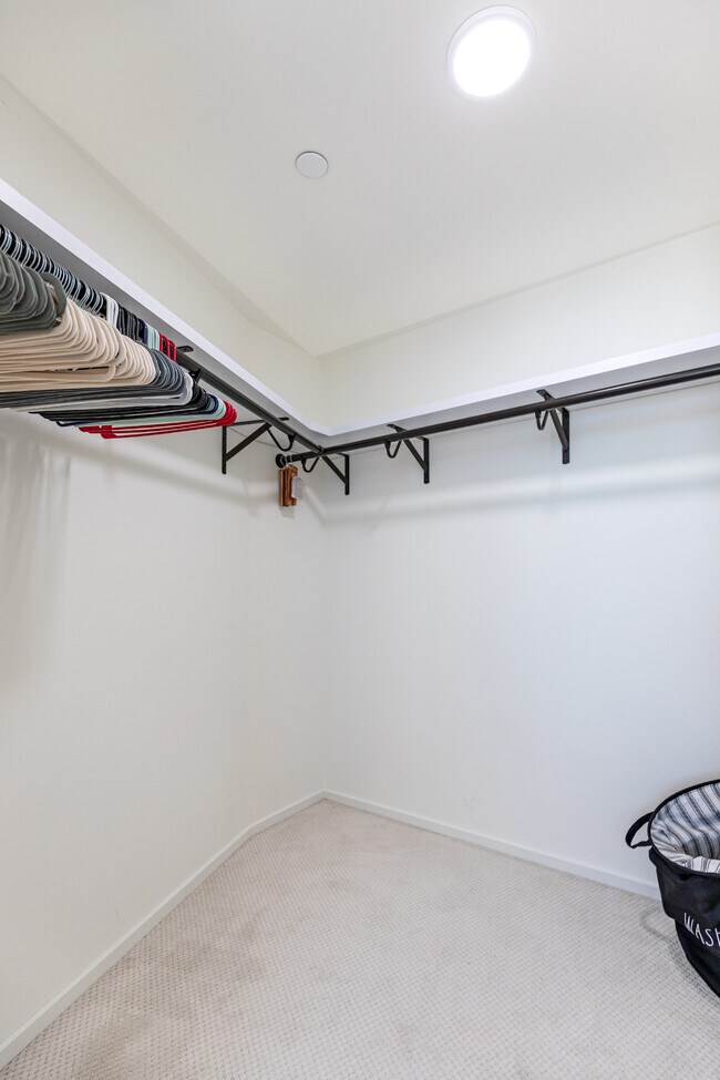 Building Photo - 1000 Auahi St