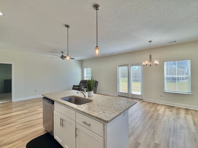 Building Photo - MOVE-IN READY! (Pet Friendly)