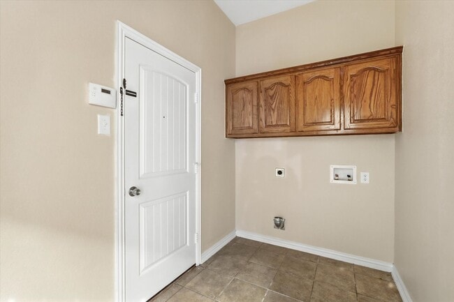 Building Photo - Rare Find: Massive 5 Bedroom Home in Gated Community!