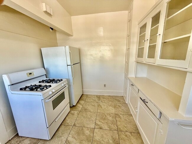 Building Photo - South Park Cottage Charm – 2BR/1BA with Bonus Room, Gated Yard & Garden Bed, Small Pets Welcome!