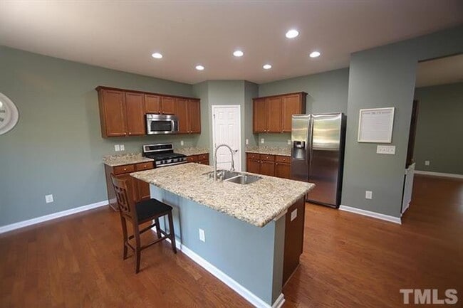 Building Photo - Spacious Home w/ Private Backyard