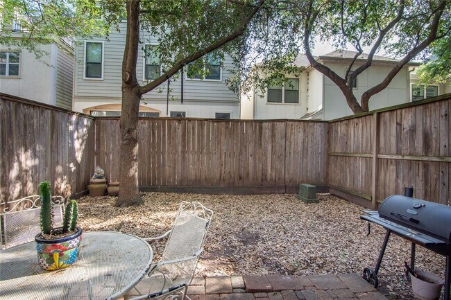Building Photo - 8817 Lakeshore Bend Dr