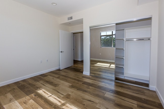 Building Photo - 11828 Runnymede St