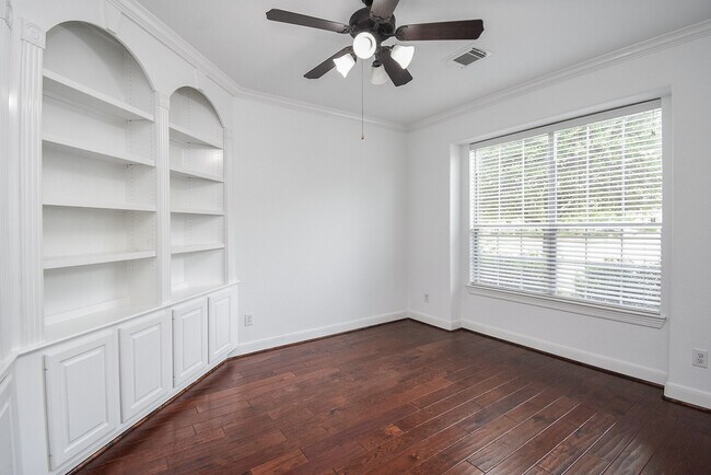 Building Photo - 7606 Westmoreland Dr