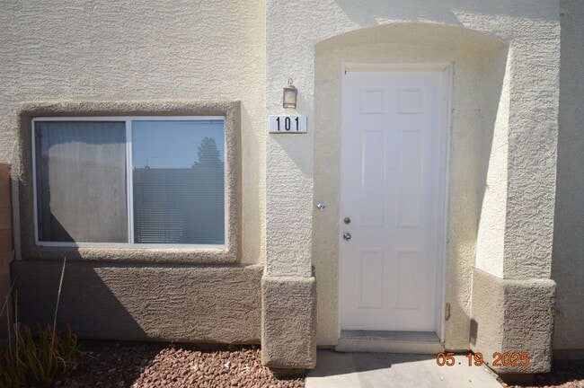 Building Photo - 6321 Desert Leaf St