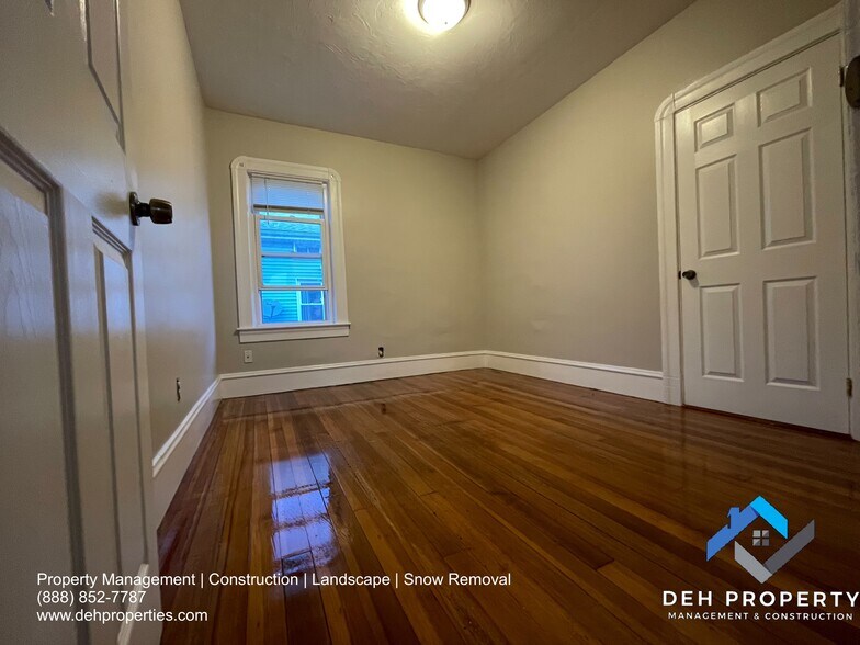 Building Photo - 216 Hope St