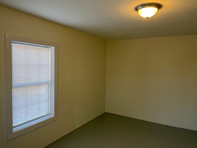 Building Photo - 1 Bedroom 1 Bath Triplex Call Burlington Rentals tom set up a viewing 336-228-7368