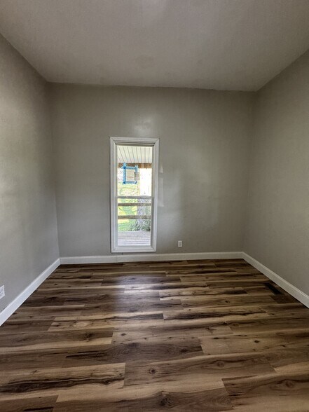 Building Photo - 118 Bank St