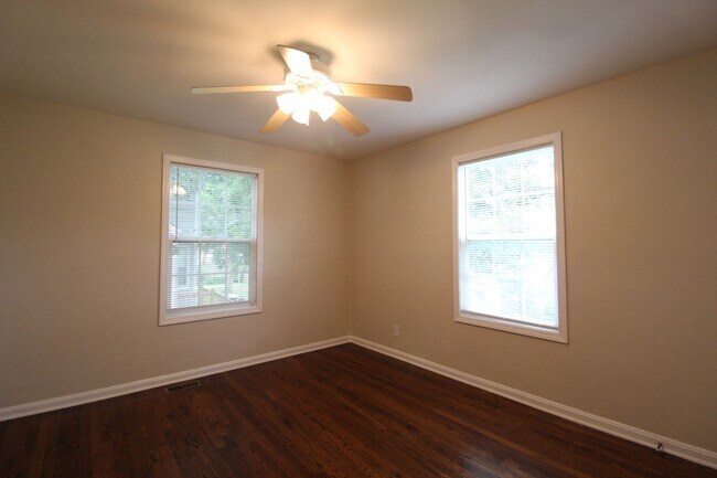 Building Photo - August FREE On This 2 Bedroom 1 Bath Home in Roeland Park