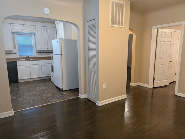 Building Photo - Well-maintained, Updated 2-bedroom home on...