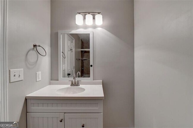 Building Photo - 903 Redwood Dr