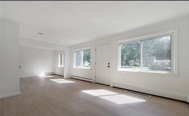 Building Photo - Beautiful 3 Bedroom Mentor Home