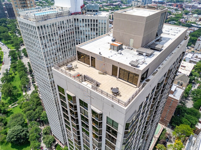 Building Photo - 2650 N Lakeview Ave