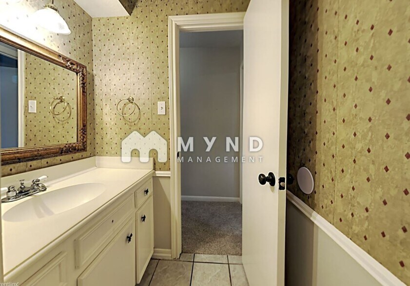 Upstairs Bathroom - 10019 Golden Sunshine Dr