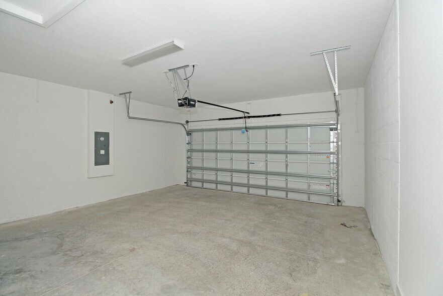 Building Photo - 5929 SE Skyblue Cir