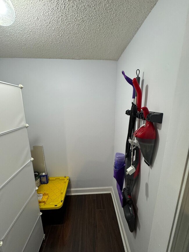 Building Photo - 2 Bed/1 Bath FULLY Furnished Condo at City Heights!