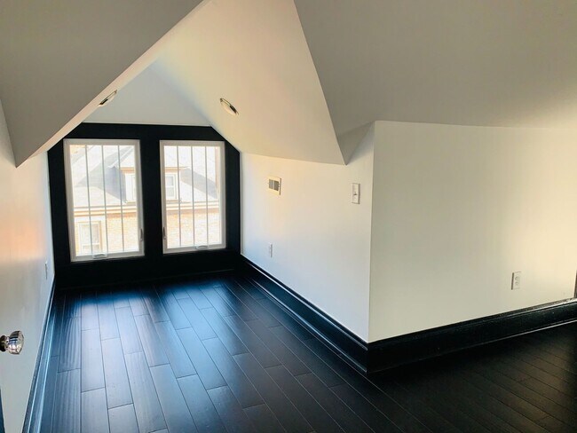Building Photo - 3 Bedroom 2.5 Bath Just Steps from Franklin Park!!