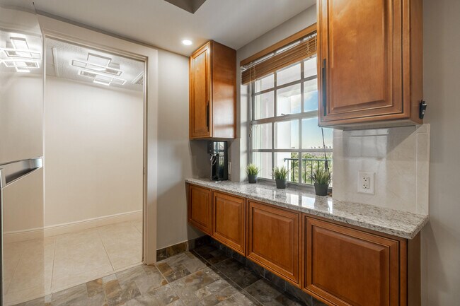 Building Photo - 3200 N Palm Aire Dr