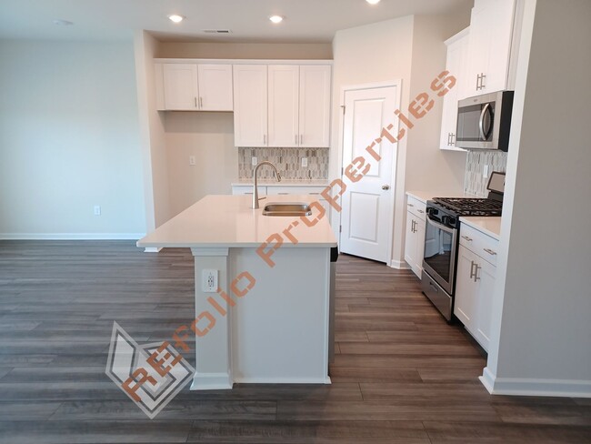 Building Photo - Bright and Airy! 5 Bedrooms 3 Bathrooms Ho...