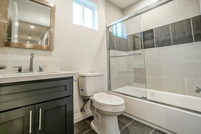 Building Photo - 1118-1118 1/2 W 39th Pl