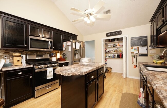 Building Photo - Lovely Cul-De-Sac Home in South Crestview