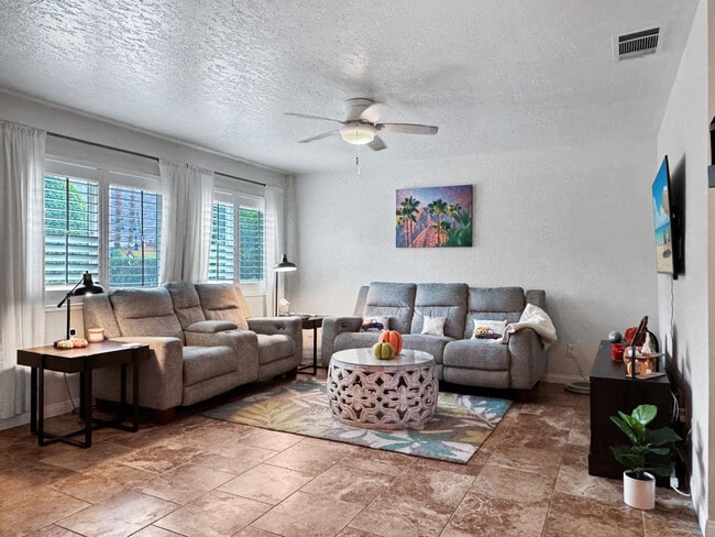 Building Photo - 53845 Avenida Herrera