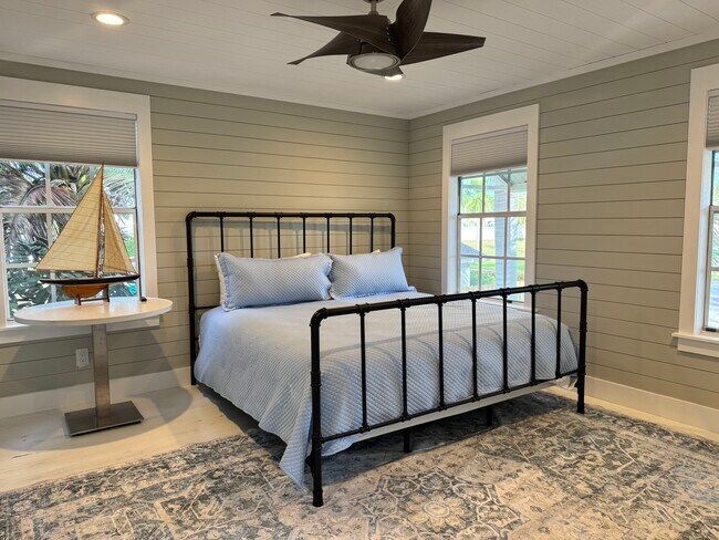 Building Photo - 2732 Weeks Ave