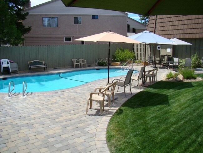 Building Photo - Remodeled Ground Floor Unit in Beachfront Complex!