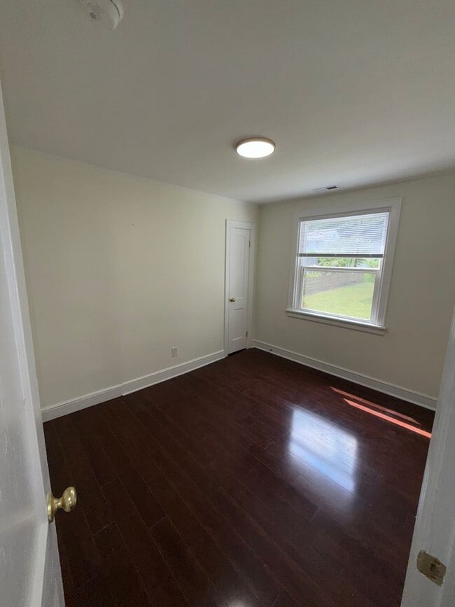 Building Photo - Beautiful renovated 3 bedroom 2 full bath ...