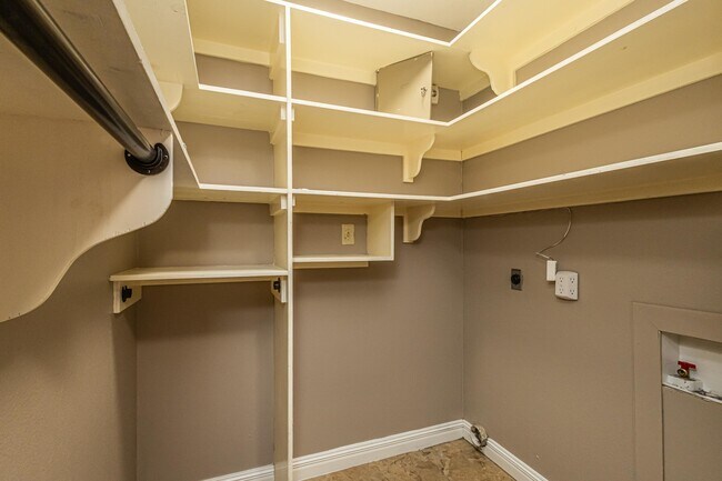 Building Photo - 527 Acacia St