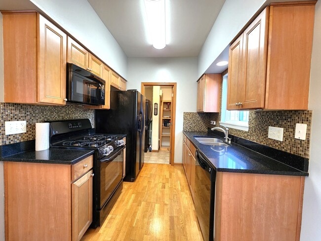 Building Photo - 2552 Cesario Dr