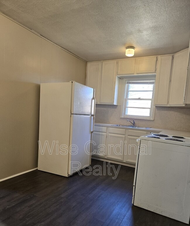 Building Photo - 1106 E Broadway St