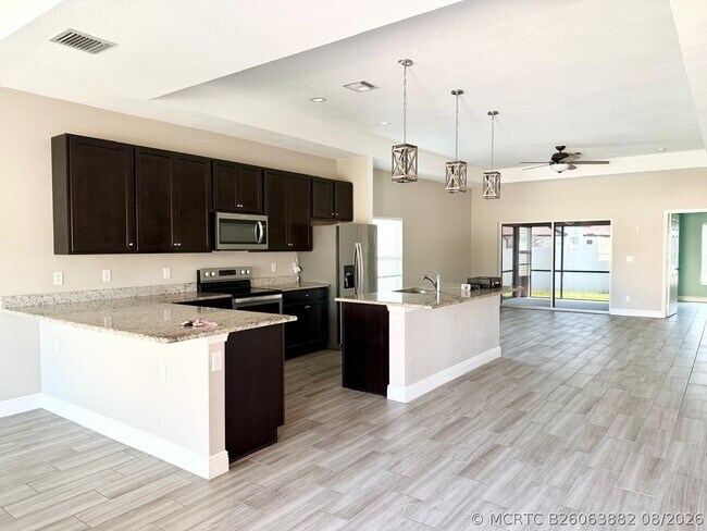 Building Photo - 340 Palm Breezes Dr