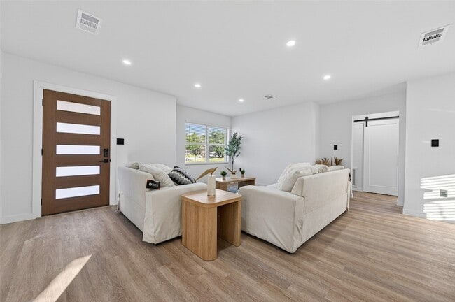 Building Photo - 6621 Jason St