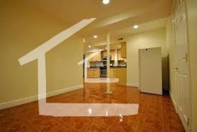 Building Photo - No Brokers Fee, Top Floor Unit on Washington ST. Nicely Kept. Laundry on a Site, Parking for Rent
