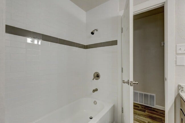 Building Photo - Spacious Elegance: Open Floor Plan, Dual V...