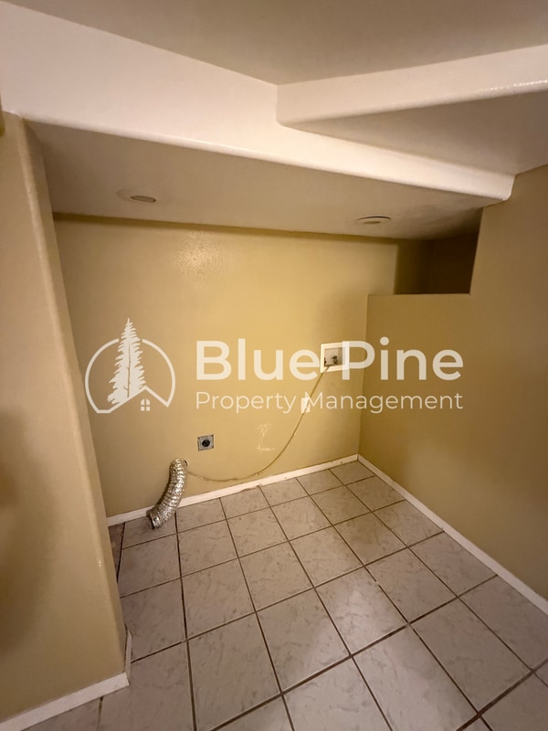 Building Photo - 321 Lomax St