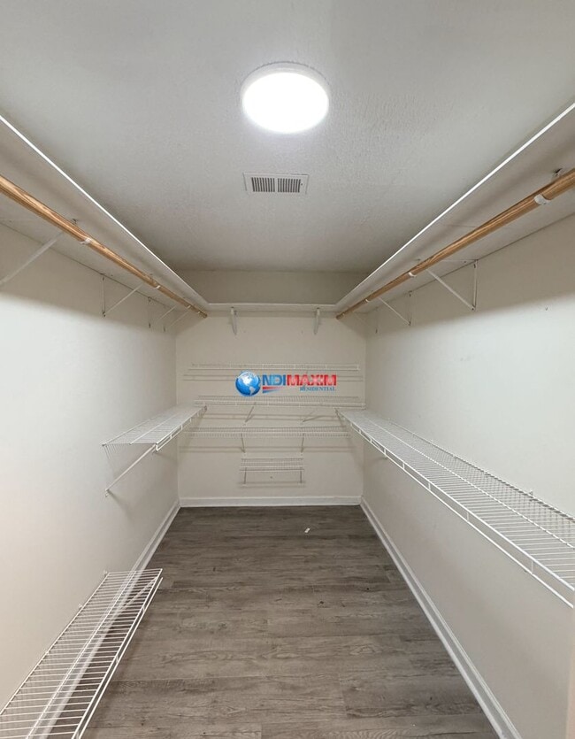 Building Photo - Spacious two master bedrooms split-level house in Decatur
