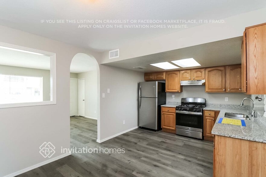 Building Photo - 1624 W Behrend Dr