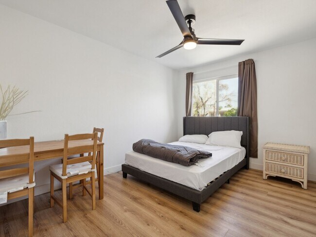 Building Photo - Fully Furnished 3 Bedroom 2 Bath - Single ...