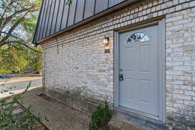 Building Photo - 2800 Westhill Dr