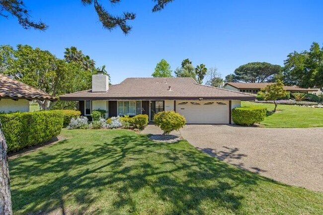 Building Photo - Sweeping Views! Rare and Peaceful 5-home e...