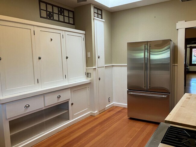 Building Photo - Charming Craftsman 2-Bedroom Home with Upd...
