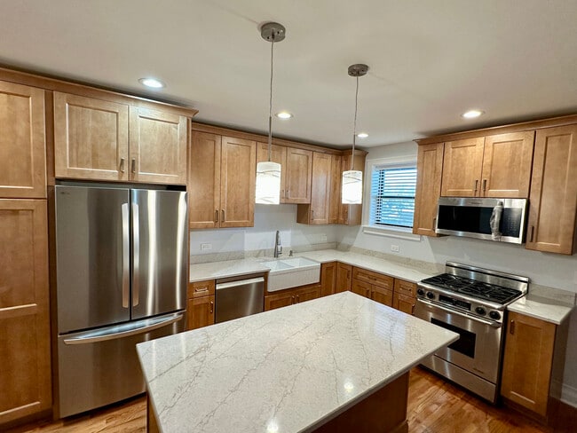 Building Photo - 2308 W Farwell Ave